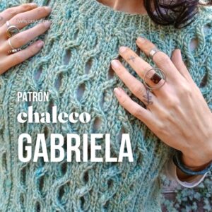 chaleco tejido a crochet con trenzas y relieves